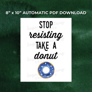 Op de afbeelding: Een 20,3 x 25,4 cm printbaar bord met de tekst "STOP resisting TAKE A donut" in zwarte tekst. Onder de tekst staat een blauwe en witte donut met witte sprinkels.