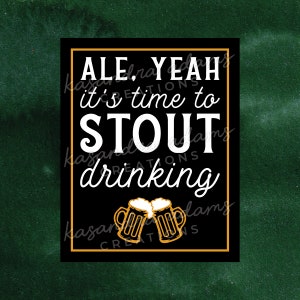 Może przedstawiać: Czarno-biały znak z tekstem "ALE, YEAH it's time to STOUT drinking" i dwoma żółtymi kuflami piwa, które się zderzają.