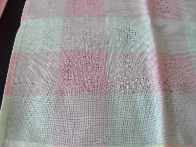 French vintage pink and white dralon large tablecloth and seven matching napkins 17412 G30 image 3