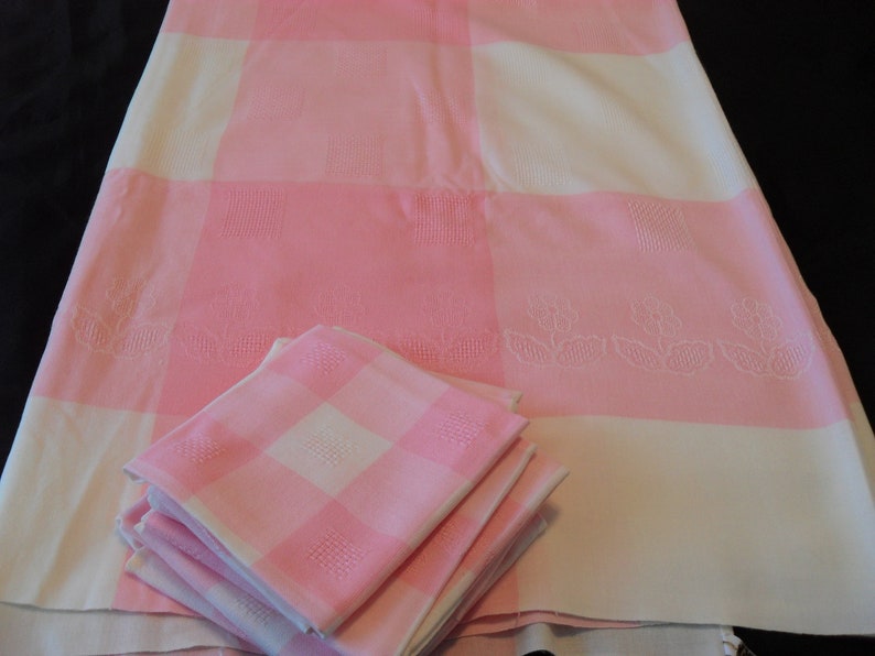 French vintage pink and white dralon large tablecloth and seven matching napkins 17412 G30 image 8