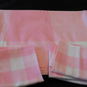 French vintage pink and white dralon large tablecloth and seven matching napkins 17412 G30 image 9