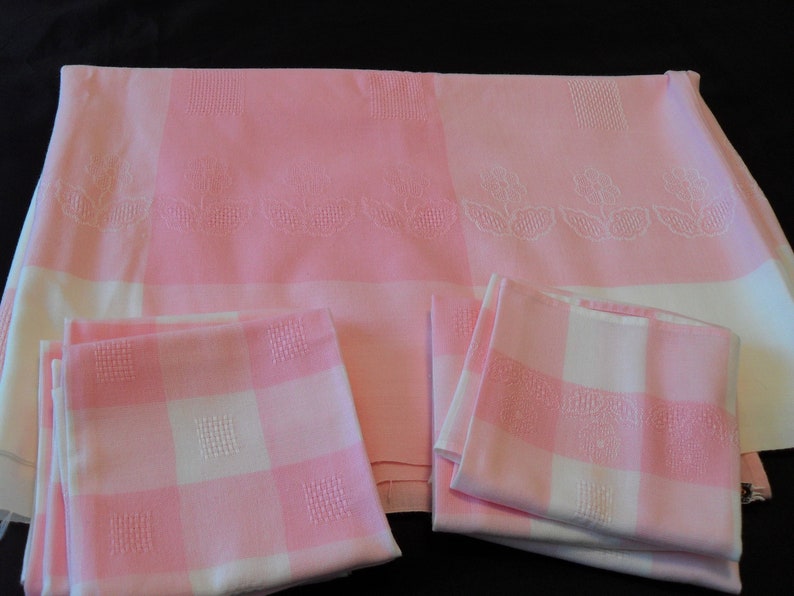 French vintage pink and white dralon large tablecloth and seven matching napkins 17412 G30 image 9