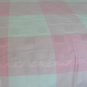French vintage pink and white dralon large tablecloth and seven matching napkins 17412 G30 image 5