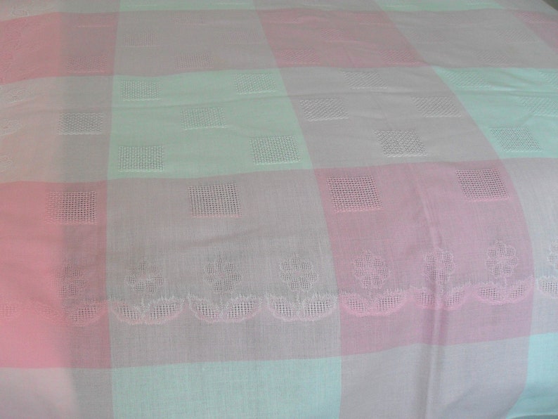 French vintage pink and white dralon large tablecloth and seven matching napkins 17412 G30 image 5
