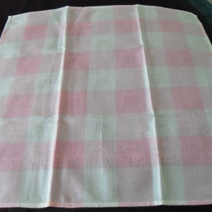 French vintage pink and white dralon large tablecloth and seven matching napkins 17412 G30 image 4