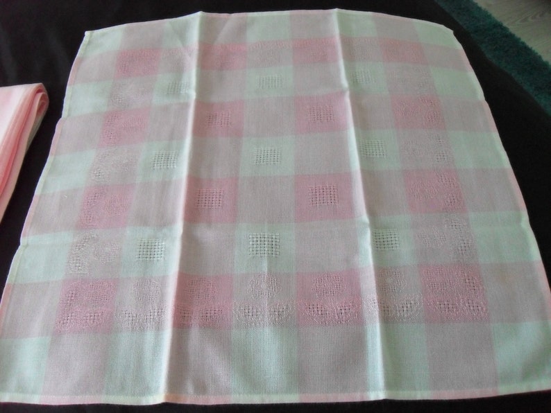 French vintage pink and white dralon large tablecloth and seven matching napkins 17412 G30 image 4