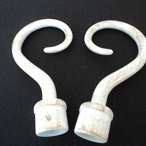 A pair of French vintage white and gold coloured metal curtain pole finials for a 20 mm pole (12165) G43