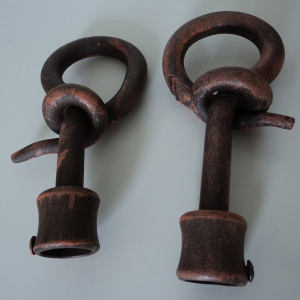 A pair of French vintage chocolate and copper coloured metal twist curtain pole finials for a 19 mm pole (12107-08-09-12180) G43