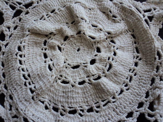 06635 French vintage handmade white cotton crochet swan doily G