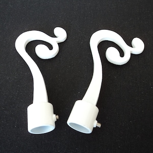 A pair of French vintage white metal curtain pole finials for a 16 mm pole (12136-12137) G43