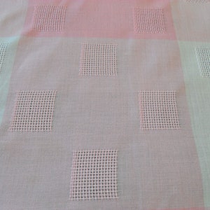 French vintage pink and white dralon large tablecloth and seven matching napkins 17412 G30 image 7