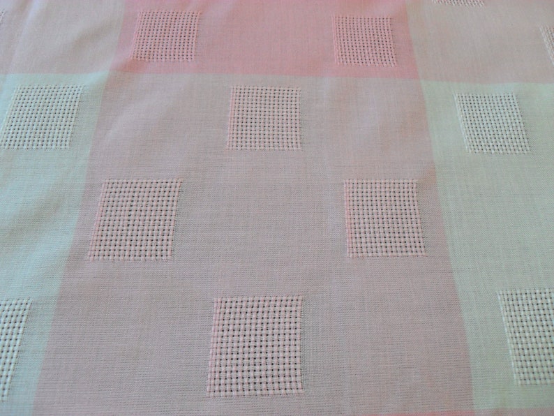 French vintage pink and white dralon large tablecloth and seven matching napkins 17412 G30 image 7