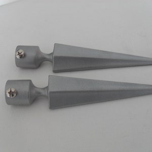 A pair of French vintage silver grey coloured metal arrow head curtain pole finials for a 20 mm pole (17190) G69  VP