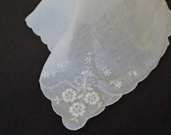 French vintage stunning embroidered white wedding handkerchief (14410) H #