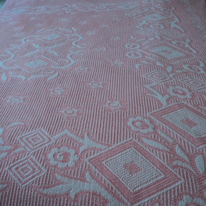 Stunning vintage pink and white cotton bedspread/ throwover 204 cm x 200 cm   (12411) G39