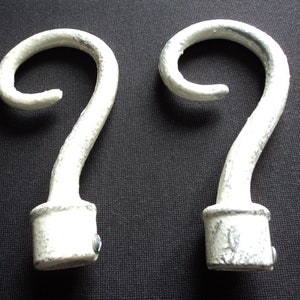 A pair of French vintage white and silver coloured metal curtain pole finials for a 19 mm pole (10282-12119) G43