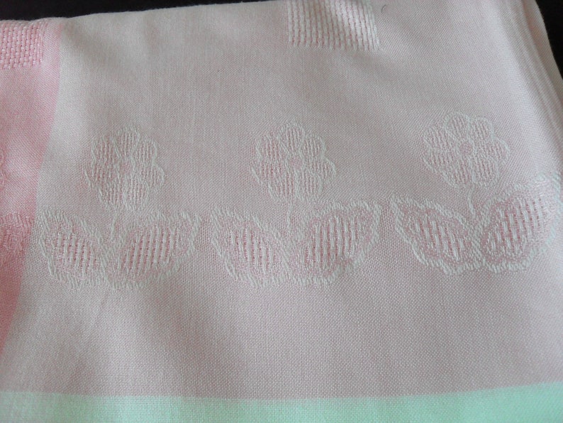 French vintage pink and white dralon large tablecloth and seven matching napkins 17412 G30 image 2