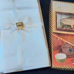 Set of three vintage cotton men&#39;s white handkerchiefs in original box  (19774)   DR1 vp