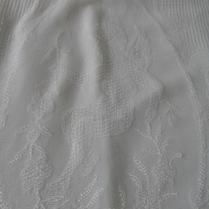 Stunning vintage white cotton bedspread/ throwover with pictures of cherubs 200 cm x 180 cm   (15106) GSH1