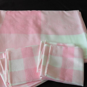 French vintage pink and white dralon large tablecloth and seven matching napkins 17412 G30 image 1