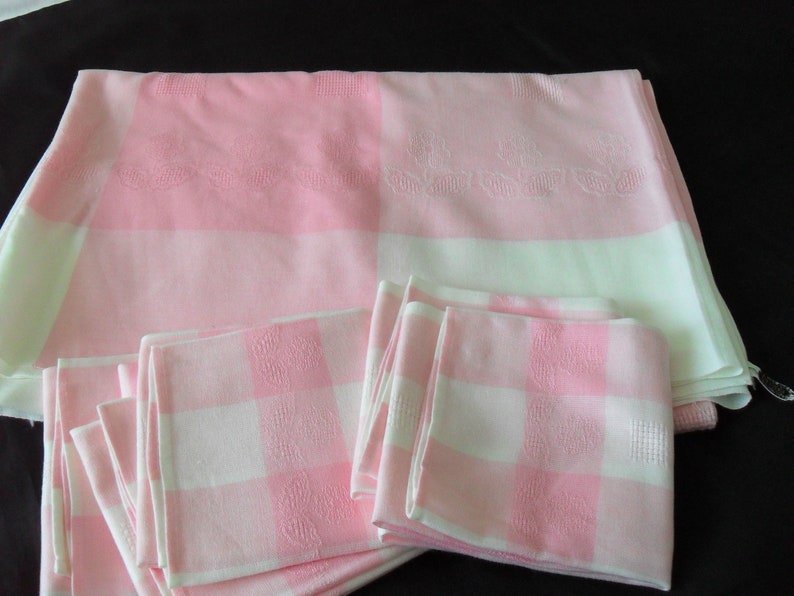 French vintage pink and white dralon large tablecloth and seven matching napkins 17412 G30 image 1