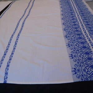 Vintage white and blue thick cotton tablecloth  158 cm length x 120 cm width (18871) G38