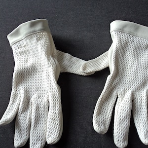 Beautiful French vintage girls grey and white gloves (08936) B
