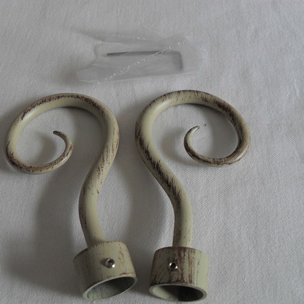 A pair of French vintage cream and chocolate coloured metal curtain pole finials for a 20 mm pole (17189) G69