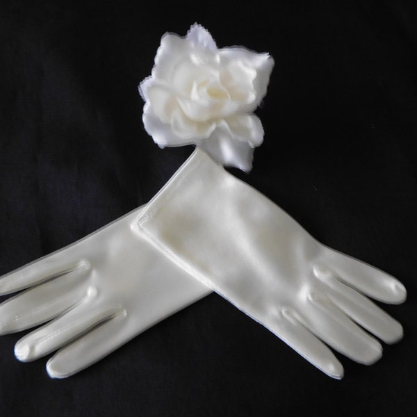 Beautiful French vintage babies / girls cream satin gloves 0-3 years (17938) B