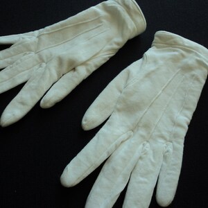 Beautiful French vintage girls fleece lined white gloves (10697) B