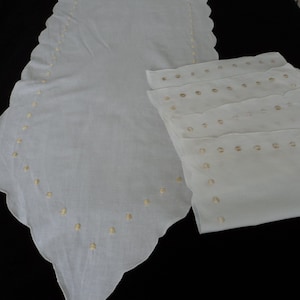 Vintage French white and gold cotton table runner with four matching napkins (12000) U