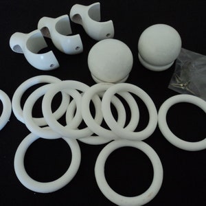 French vintage white wood curtain pole fixings, finials and ten plastic rings for a 35 mm pole (14820) G45