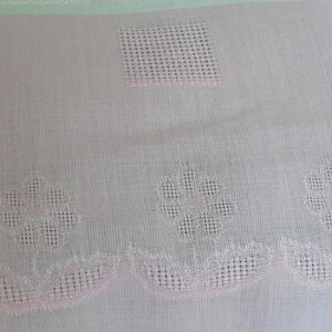 French vintage pink and white dralon large tablecloth and seven matching napkins 17412 G30 image 6