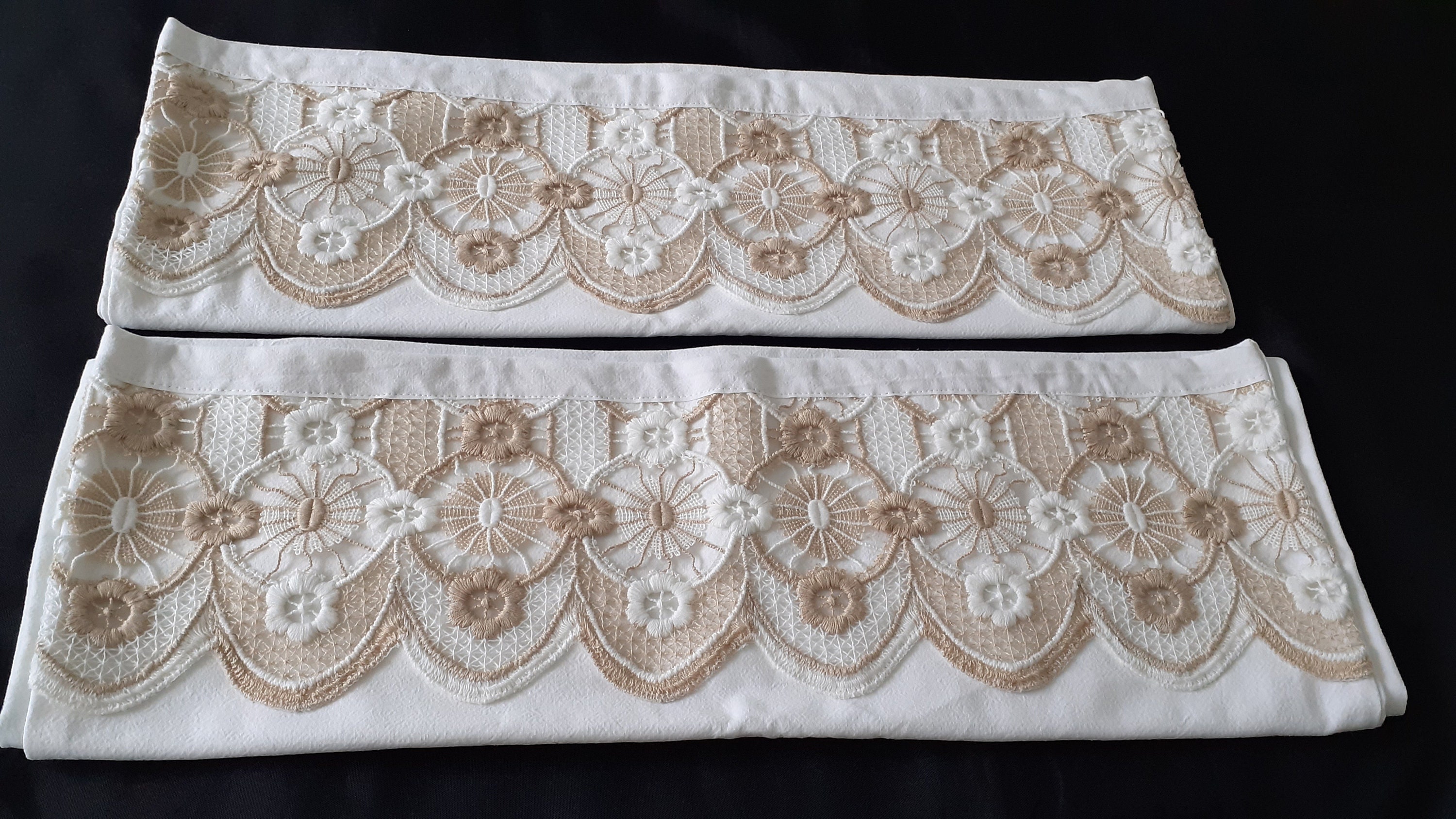 Pair of beautiful handmade white vintage thick cotton and lace pillowcases  (19262-19263) G48 vp