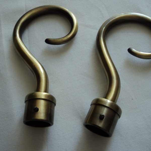 A pair of French vintage old gold coloured metal curtain pole finials for a 20 mm pole (10281-10937-12111) G43