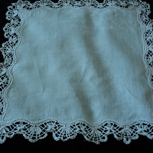 French vintage exquisite fine linen and lace bridal handkerchief (09276) H