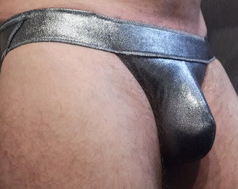 Pode incluir: Roupa interior metálica prateada com uma faixa larga.