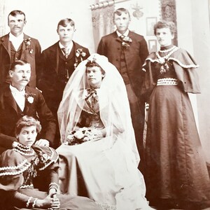 oh mio dio! Dove sono le loro braccia! Tale bella sposa, carta armadietto raccapricciante, originali vecchie fotografie, collezione Empherea