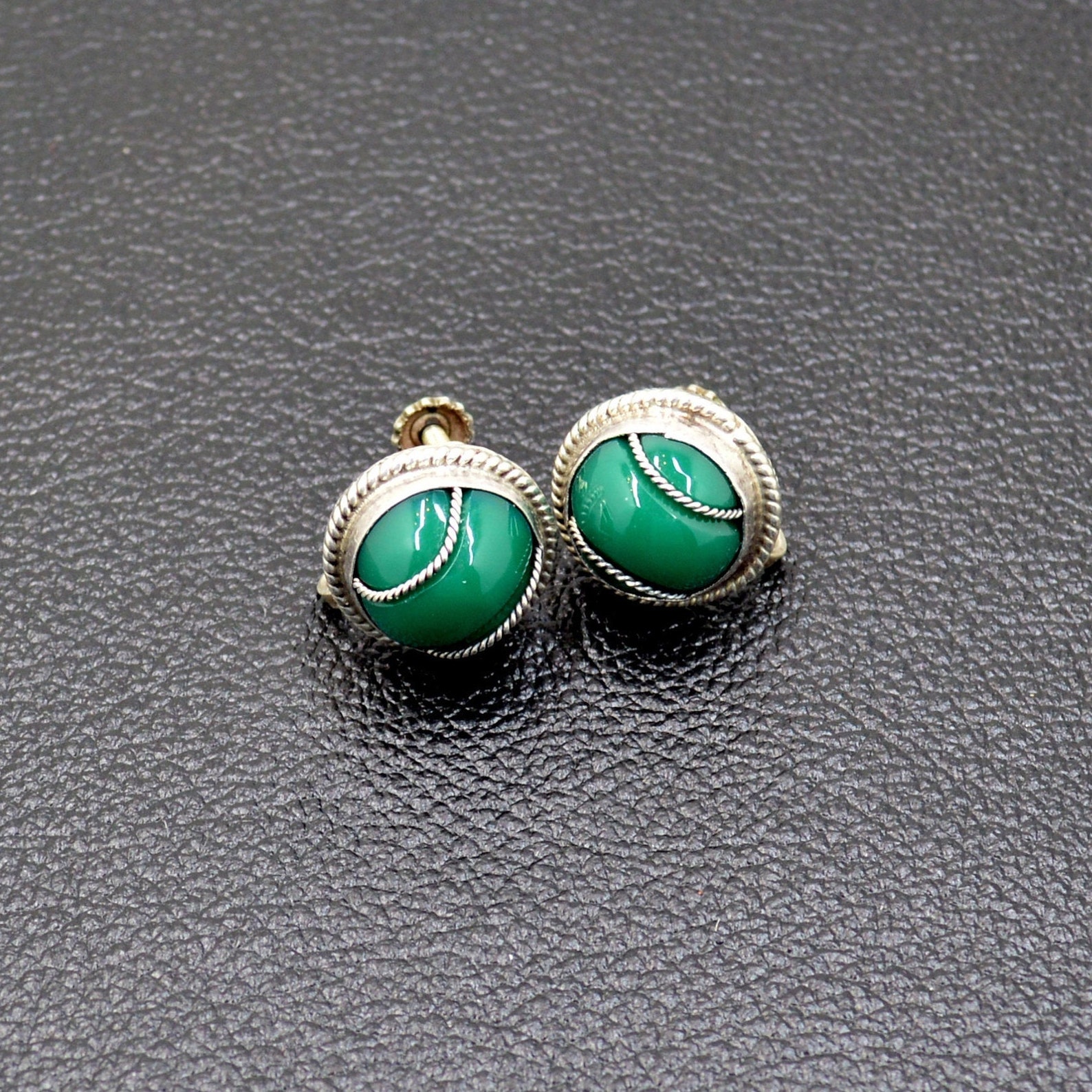 47.57 Carats – Calcédoine Verte Naturelle – Cabochon Ovale – Brésil – 25.8x20.2mm