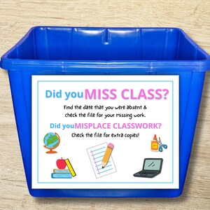 Könnte beinhalten: Ein blauer Kunststoff-Aufbewahrungsbehälter mit einem weißen Schild mit dem Text: Did you MISS CLASS? Find the date that you were absent & check the file for your missing work. Did you MISPLACE CLASSWORK? Check the file for extra copies! Mit Schulsymbolen.