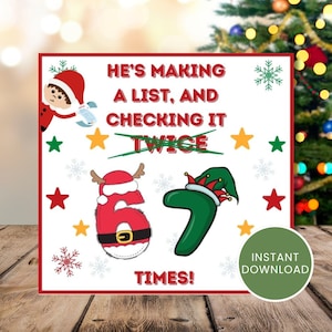 Puede incluir: Una tarjeta cuadrada con temática navideña con borde rojo. El texto dice: "Está haciendo una lista y revisándola dos veces" con la palabra "dos veces" tachada. Los números "67" están decorados con sombreros festivos. La tarjeta incluye estrellas y copos de nieve.
