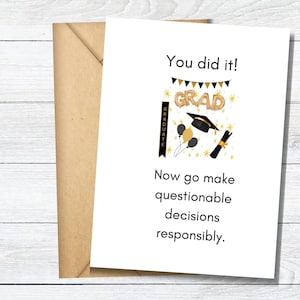 Op de afbeelding: Een witte wenskaart met een bruine envelop met de tekst You did it! en Now go make questionable decisions responsibly. Het ontwerp bevat gouden en zwarte ballonnen, een afstudeerhoed, een diploma en het woord GRAD in goud.