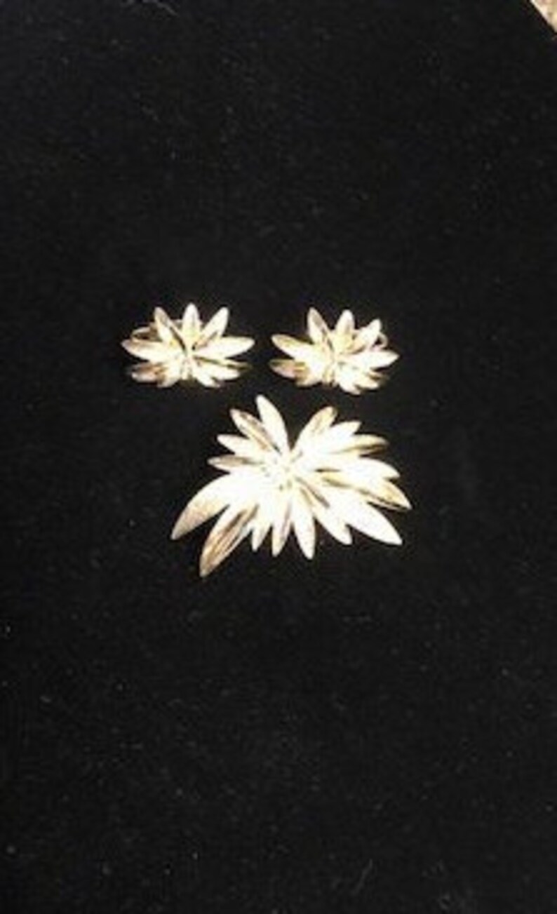 Vintage SARAH COVENTRY Brooch and Clip-On Earrings Set TROPICS Goldtone Palm Leaves 1960/'s