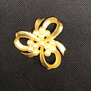 Stunning Vintage Goldtone "Ribbon" Brooch with Pearl Cluster Detail Unsigned 2" x 2"