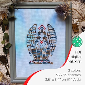 Puede incluir: Un patrón de punto de cruz digital que presenta un ángel estilizado con alas, una corona y un corazón. El patrón tiene 53 puntos de ancho por 75 puntos de alto y está diseñado para tela Aida de 14 hilos. El patrón está disponible en dos colores.