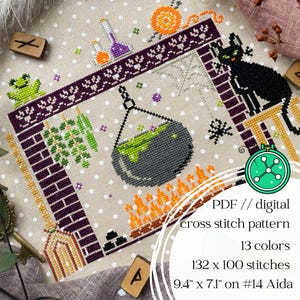 Puede incluir: Un patrón de punto de cruz con temática de Halloween. El diseño incluye un gato negro, un caldero con poción verde, una araña y una chimenea de ladrillo. El patrón mide 24 cm x 18 cm y utiliza 13 colores.