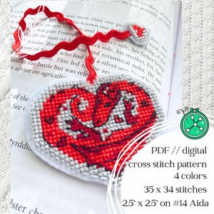Peut inclure: Marque-page en point de croix en forme de c&oelig;ur avec un motif de dragon rouge sur fond gris, attach&eacute; &agrave; un ruban rouge. Le motif mesure 6,35 cm x 6,35 cm et utilise 4 couleurs. Le texte de l'image indique "PDF // motif de point de croix num&eacute;rique".