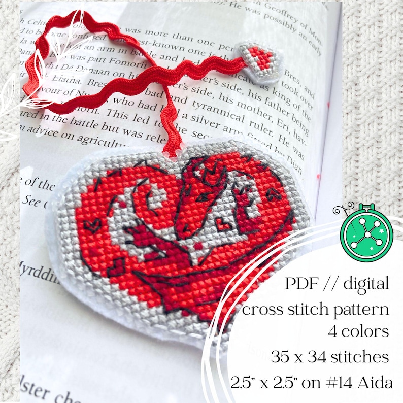 Peut inclure: Marque-page en point de croix en forme de c&oelig;ur avec un motif de dragon rouge sur fond gris, attach&eacute; &agrave; un ruban rouge. Le motif mesure 6,35 cm x 6,35 cm et utilise 4 couleurs. Le texte de l'image indique "PDF // motif de point de croix num&eacute;rique".