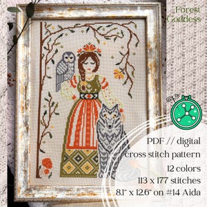 Puede incluir: Patrón de punto de cruz que representa a una mujer con un búho y un lobo, enmarcado en un marco blanco envejecido. La obra de arte incluye a una mujer con un vestido estampado, con una corona floral. El texto dice "Forest Goddess" y las dimensiones son 20.6cm x 32cm.