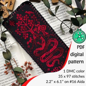 Puede incluir: Un patrón de punto de cruz digital que presenta una serpiente roja y negra con un árbol y otros detalles. El patrón mide 2,2 pulgadas por 6,1 pulgadas y utiliza 35 por 97 puntos con un color de hilo DMC. El patrón está diseñado para usarse en tela Aida de 16 puntos.